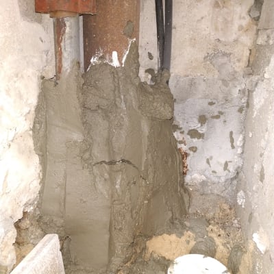 צינור חלוד עם תיקון בטון סביבו