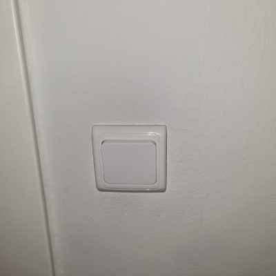 מתג חשמלי לבן על קיר