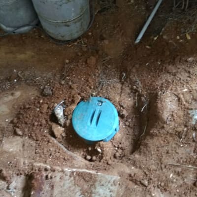 מכסה פלסטיק כחול על אדמה ליד צינורות חשמל