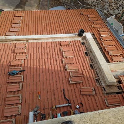 גג רעפים עם כלים ועבודות תיקון