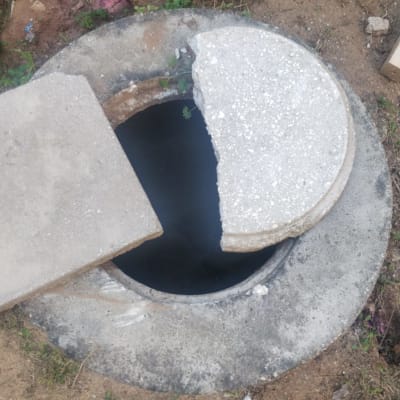 פתח ביוב עם מכסה שבור על אדמה