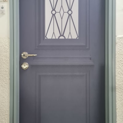 דלת סגולה עם ידית מתכת ועיטור זכוכית