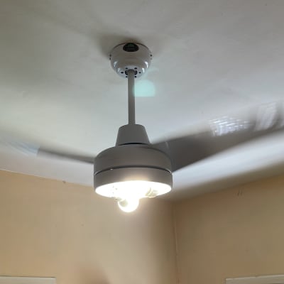 מנורה תלויה מהתקרה עם נורה דולקת