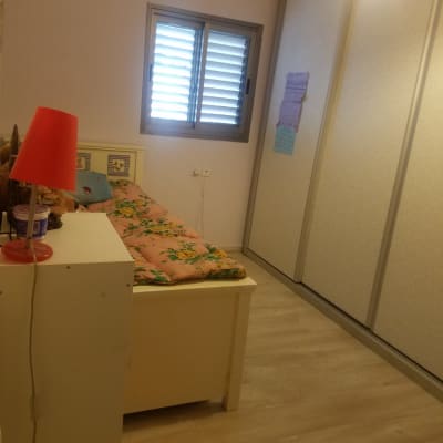 חדר שינה עם מיטה, ארון ודלתות הזזה