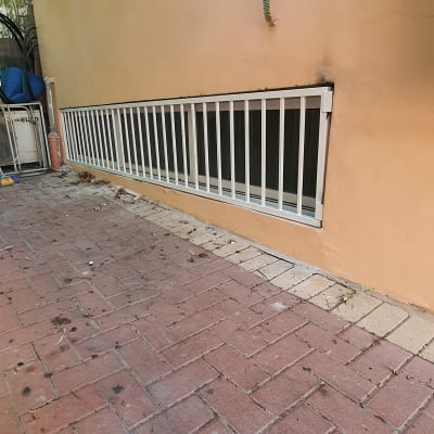 מסגרת מתכת לבנה על קיר כתום