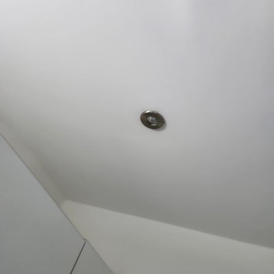 תאורה שקועה בתקרה לבנה