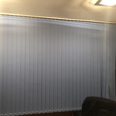 וילון אנכי כחול במשרד עם תאורה עליונה