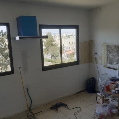 מטבח בשיפוץ עם קולט אדים מאלומיניום