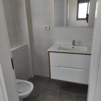 חדר אמבטיה נקי עם כיור ואסלה