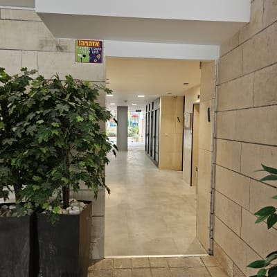 מסדרון עם רצפת אריחים חדשים ותאורה מותקנת