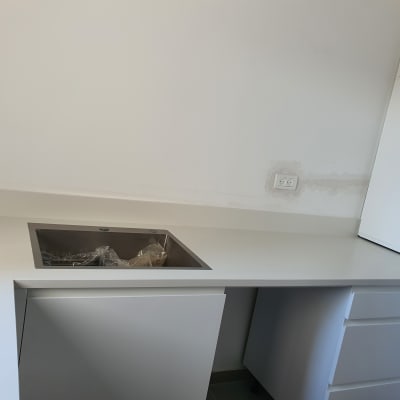 שיש מטבח עם כיור מובנה וארונות תחתונים