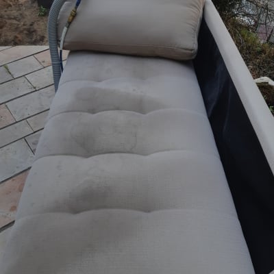 ספה עם כתמים וצינור ניקוי מחובר