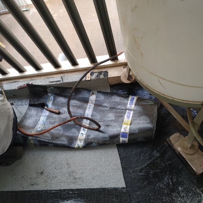 יריעות איטום מונחות על רצפה עם כלי עבודה