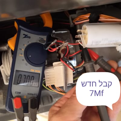מד מתח דיגיטלי מחובר לרכיב חשמלי