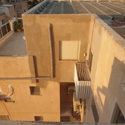 גג בניין עם צינור ואיטום גג