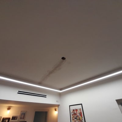 תאורת לד מותקנת בתקרה עם חיווט חשוף