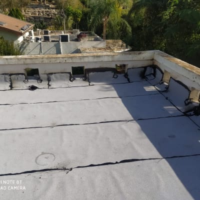 גג אטום עם יריעות ביטומניות ואיטום בזפת