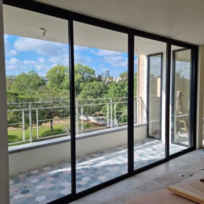 מסגרת אלומיניום לחלונות זכוכית גדולים במרפסת