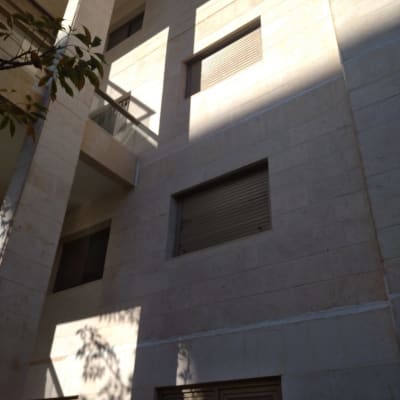 קיר בניין עם קווים של איטום בין הלבנים