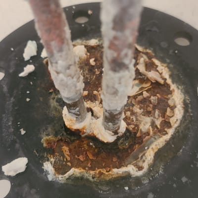 חלקי דוד שמש עם חלודה ואבנית