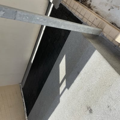 גג עם ציפוי זפת ואיטום, צינור מתכת