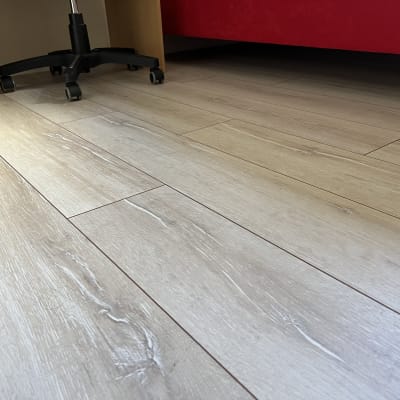 רצפת פרקט עץ בהירה עם טקסטורה טבעית