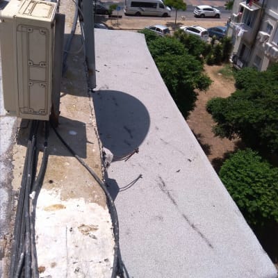 גג אטום עם יריעות ביטומניות ואיטום חיבורים