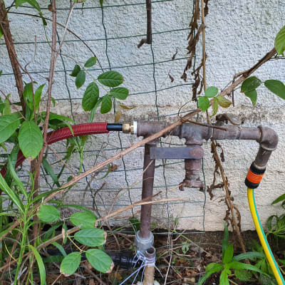 צינור מים עם מחבר פלסטיק וברז מתכת