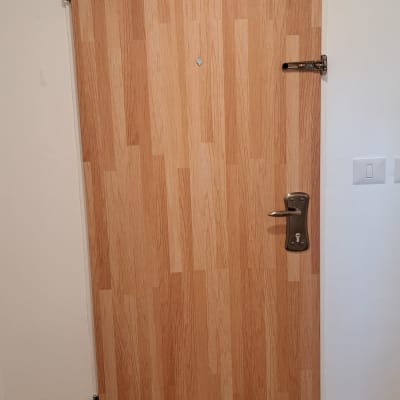 דלת עץ עם ידית מתכת ובריח עליון