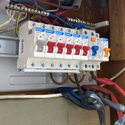 לוח חשמל עם מפסקים וחוטי חשמל צבעוניים