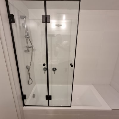 מקלחון זכוכית עם ברזים ומקלחת יד