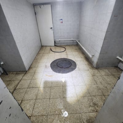 חדר עם רצפה רטובה וצינור על הרצפה