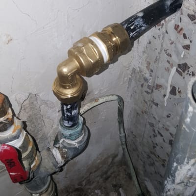 צינור מים עם מחברים וברזים במערכת אינסטלציה