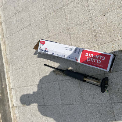 אריזת פלא חום כרומגן וכלי עבודה על הרצפה