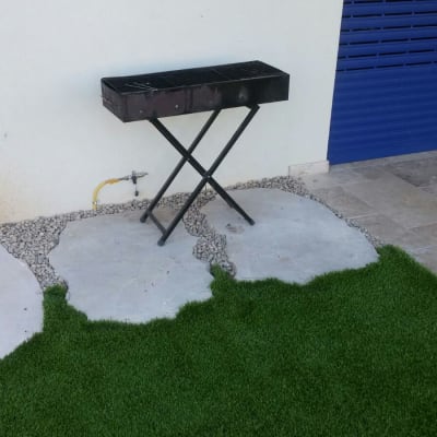 דשא סינתטי ליד שביל אבנים בגינה