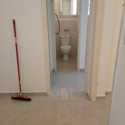 מטאטא עומד ליד קיר במסדרון משופץ