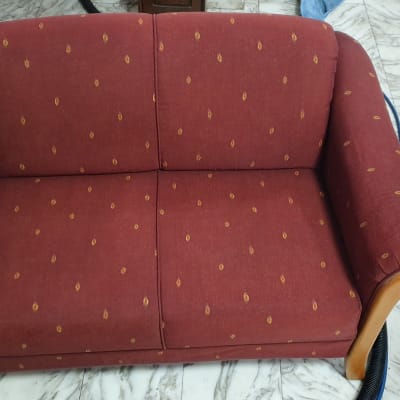 ספה אדומה עם דוגמה על רצפת שיש