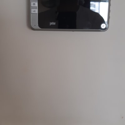 מסך אינטרקום עם כפתורים על קיר לבן