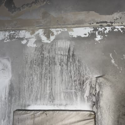 קיר עם סימני צבע מתקלף וכתמי צבע שונים