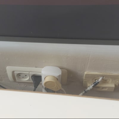 שקעי חשמל עם כבלים מחוברים לקיר