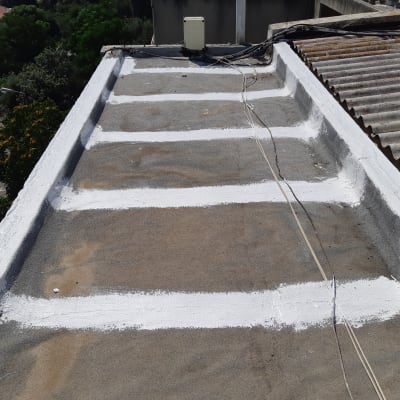 גג עם פסי איטום לבנים לאורך ולרוחב