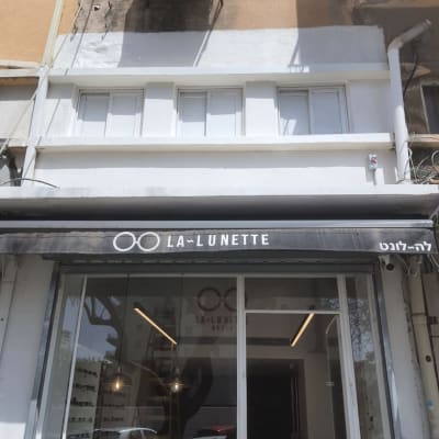 חזית חנות עם שלט, חלונות ומזגן מותקן