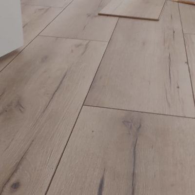 התקנת פרקט עץ בחדר עם קירות לבנים