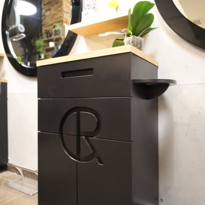 ארון עץ שחור עם מדף עץ ומראה עגולה