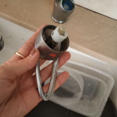 ברז מפורק ביד, חלקי מתכת ופלסטיק