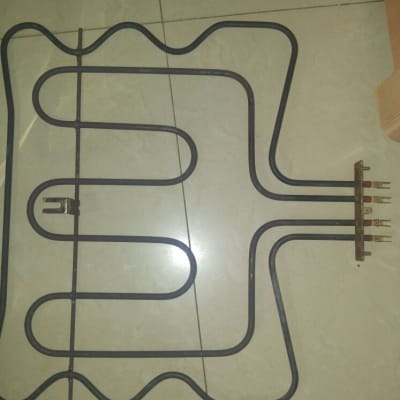 גוף חימום מתכתי בצורת סליל על רצפה