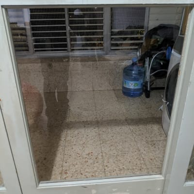 דלת זכוכית עם מסגרת מתכתית בחדר פנימי