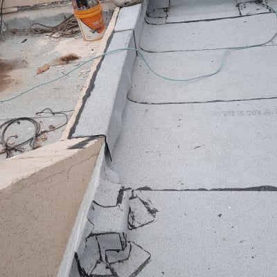 גג אטום עם יריעות ביטומניות ודליים לאיטום