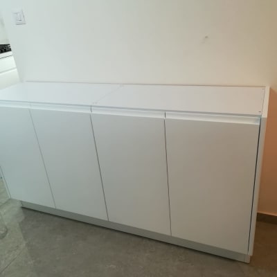 ארון לבן עם דלתות סגורות במטבח מודרני