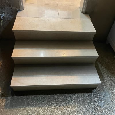 מדרגות שיש חדשות עם ריצוף קרמיקה